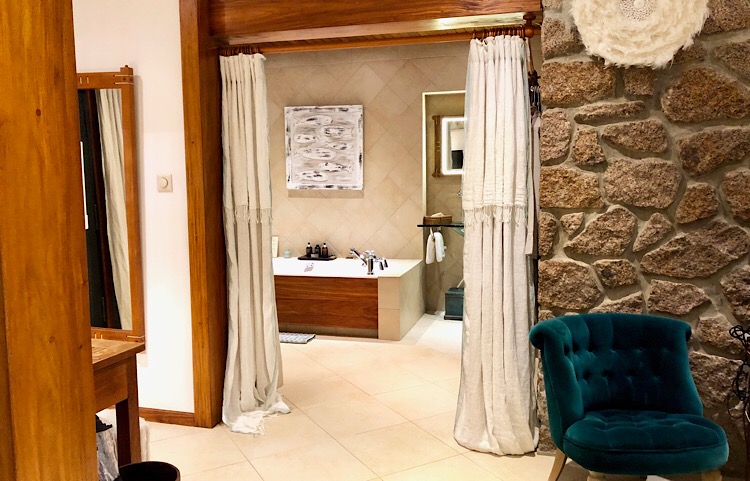 Luxueuse salle de bains avec grande baignoire relaxante hôtel Seychelles