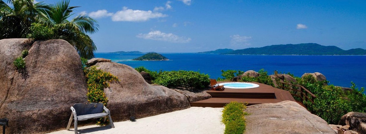 Jacuzzi avec vue sur la mer à Praslin