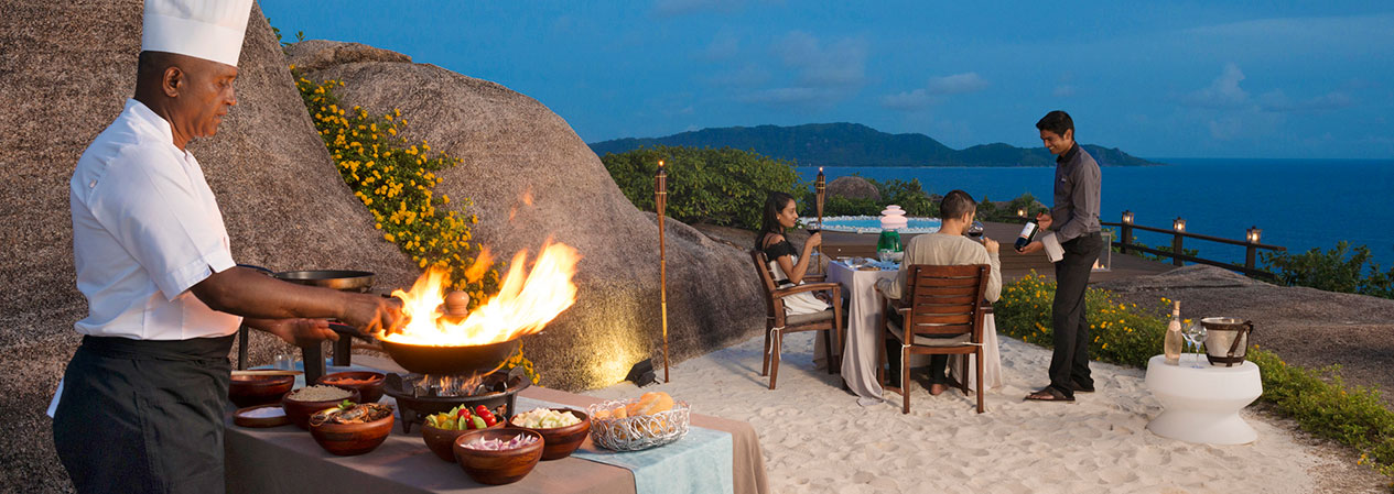 Piscine avec vue sur la mer aux Seychelles